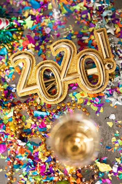 Празднование Нового года с золотыми очками 2020 — стоковое фото