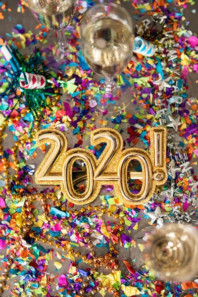 Празднование Нового года с золотыми очками 2020 — стоковое фото