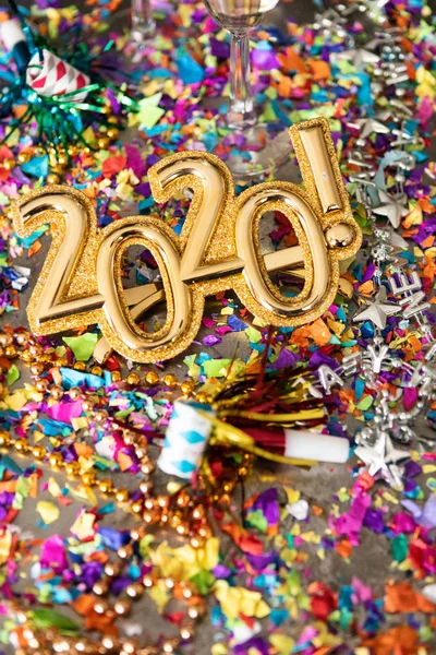 Celebrando o ano novo com óculos de ouro 2020 — Fotografia de Stock
