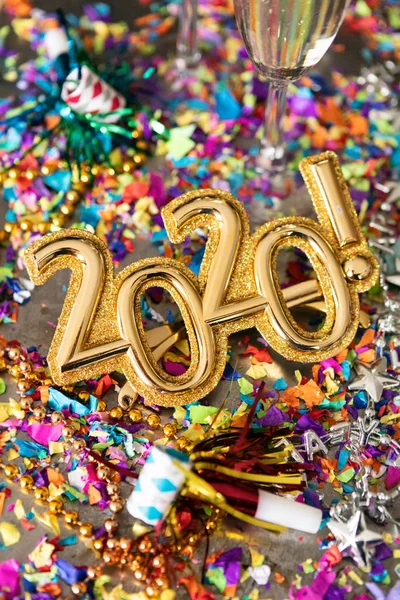 Mit goldener 2020-Brille ins neue Jahr — Stockfoto