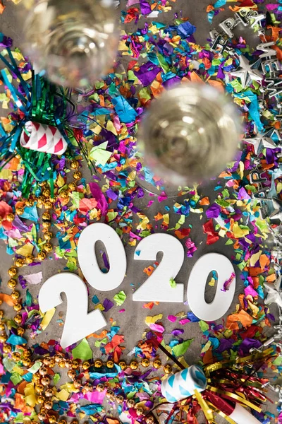 Frohes neues Jahr 2020 mit buntem Konfetti feiern — Stockfoto