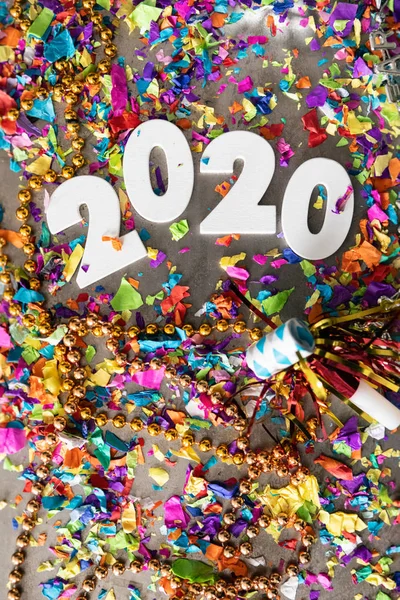 Celebrando feliz año nuevo 2020 con coloridos confeti — Foto de Stock