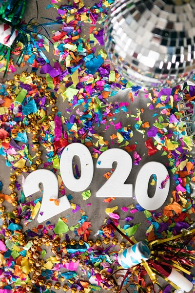 Frohes neues Jahr 2020 mit buntem Konfetti feiern — Stockfoto