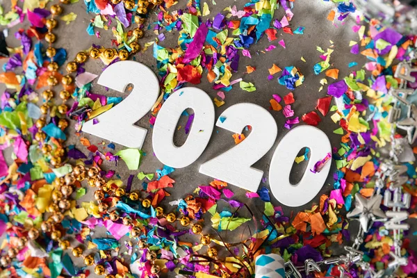 Frohes neues Jahr 2020 mit buntem Konfetti feiern — Stockfoto