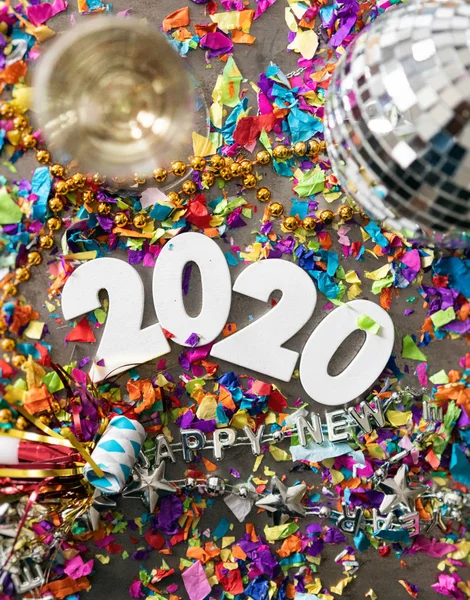 Frohes neues Jahr 2020 mit buntem Konfetti feiern — Stockfoto