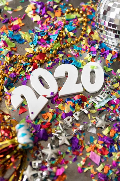 Celebrando feliz año nuevo 2020 con coloridos confeti — Foto de Stock