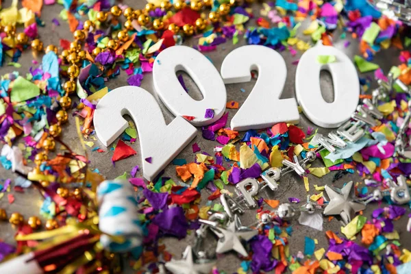Celebrando Feliz Ano Novo 2020 Com Confetti Colorido — Fotografia de Stock