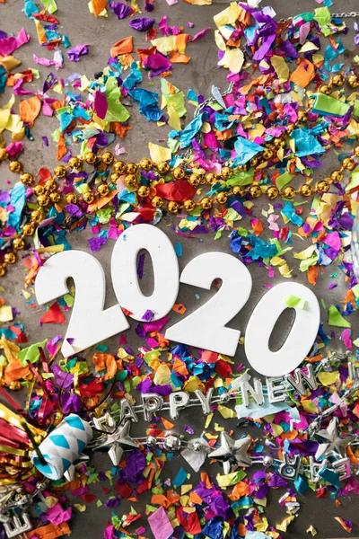 Celebrando Feliz Ano Novo 2020 Com Confetti Colorido — Fotografia de Stock