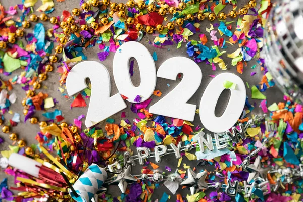 Celebrando Feliz Ano Novo 2020 Com Confetti Colorido — Fotografia de Stock