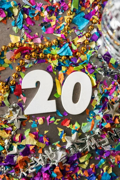 Mit Konfetti und Gefälligkeiten ins neue Jahr 2020 — Stockfoto