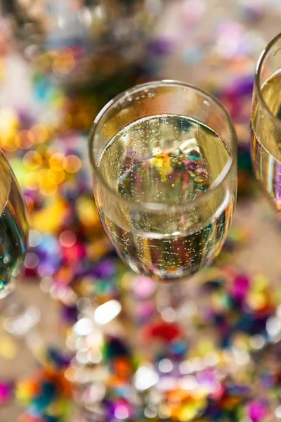 Празднование Нового года с шампанским и одолжениями — стоковое фото