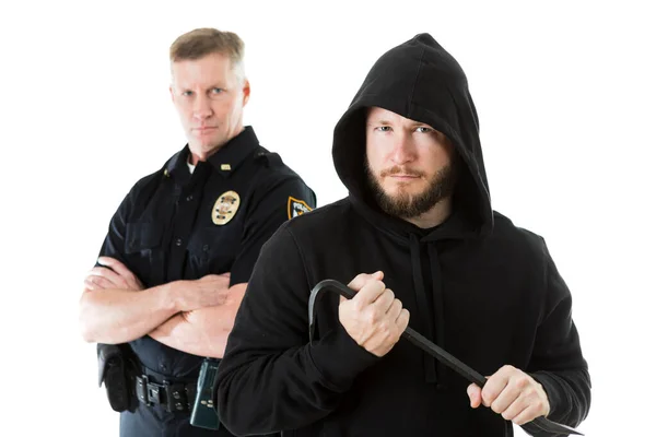 Politie: Focus op Hooded Criminal met officier achter hem — Stockfoto