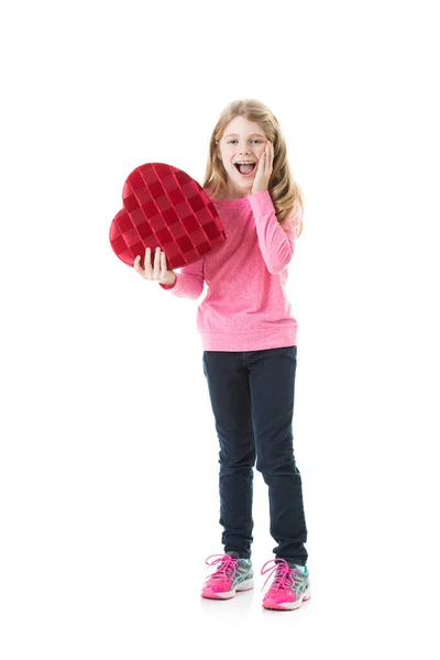 Emocionado chica con caja de San Valentín caramelo — Foto de Stock