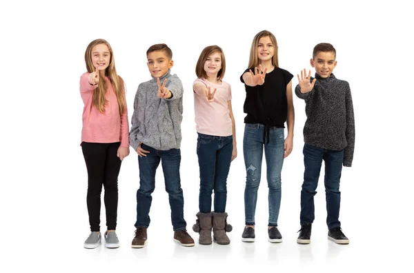 Groupe Enfants Dans Différentes Poses Avec Accessoires Isolés Sur Fond — Photo