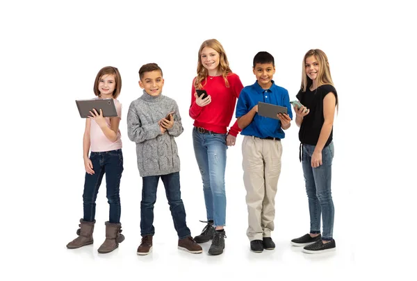 Groupe Enfants Dans Différentes Poses Avec Accessoires Isolés Sur Fond — Photo