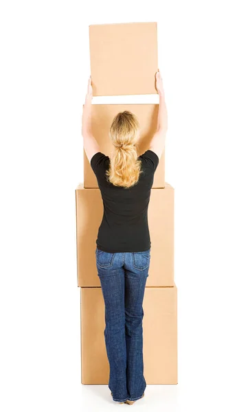 Karton Kutularla Poz Veren Güzel Bir Kadın Paketleme Gönderme Için — Stok fotoğraf