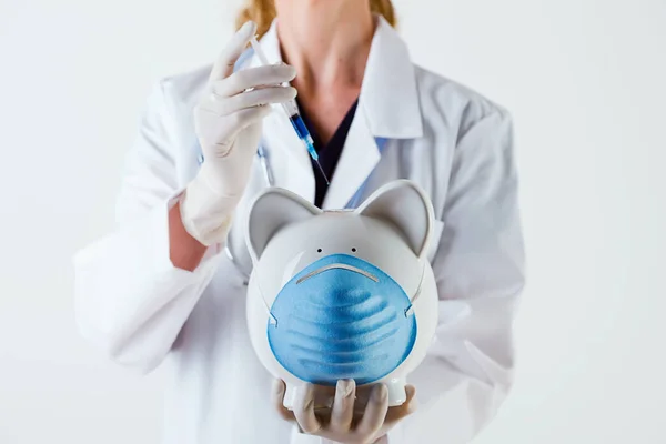 Dokter Een Labjas Met Een Varkensbank Met Een Masker Het — Stockfoto