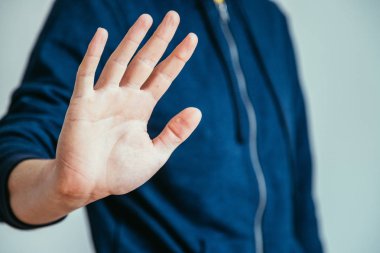 Dur işareti yapan adam, elini kapat.