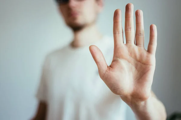 Homem Mostrando Parar Gesto Fechar Mão — Fotografia de Stock