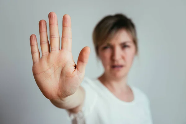 Menina Mostrando Parar Gesto Fechar Mão — Fotografia de Stock