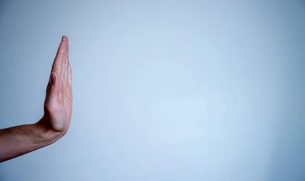 Defesa ou gesto de parada: Mão masculina com gesto de parada — Fotografia de Stock