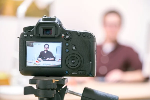 Vídeo blogueiro em casa: Câmera no tripé está filmando um jovem s — Fotografia de Stock