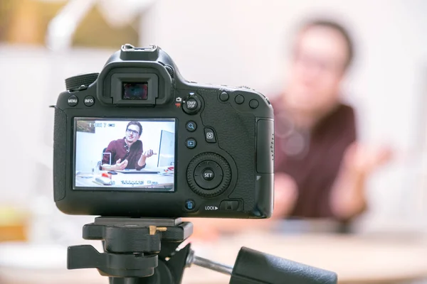 Vídeo blogueiro em casa: Câmera no tripé está filmando um jovem s — Fotografia de Stock