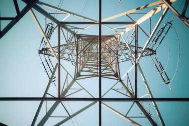 Bir elektrik Kulesi veya pilon, mavi gökyüzü arka plan resmini. Elektrik şebekesi veya akıllı grid. 