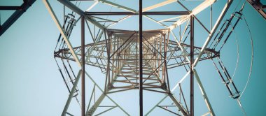 Elektrik Kulesi ve mavi gökyüzü yakın çekim. Yenilenebilir enerji ve 