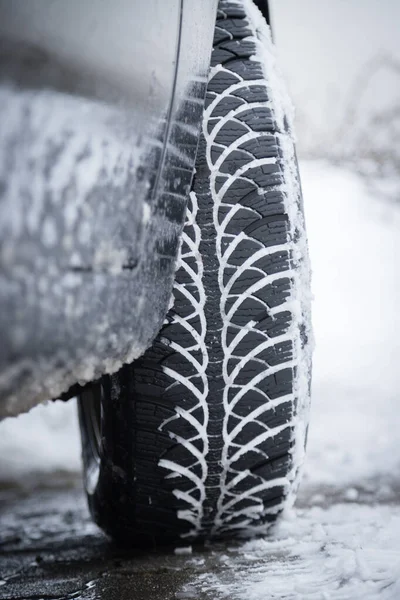 Gros Plan Pneu Voiture Recouvert Neige Sur Une Route Glissante — Photo