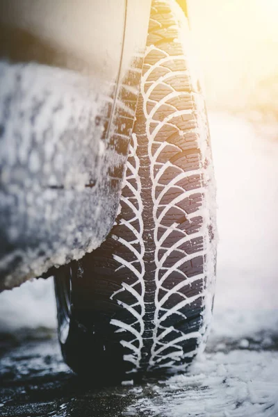Zbliżenie Opony Samochodu Pokryte Śniegiem Śliskiej Drodze — Zdjęcie stockowe