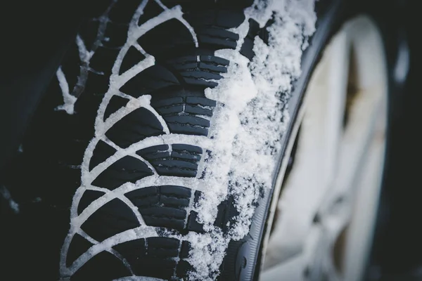 Pneu de voiture en hiver sur la route couverte de neige, fermer pictu — Photo