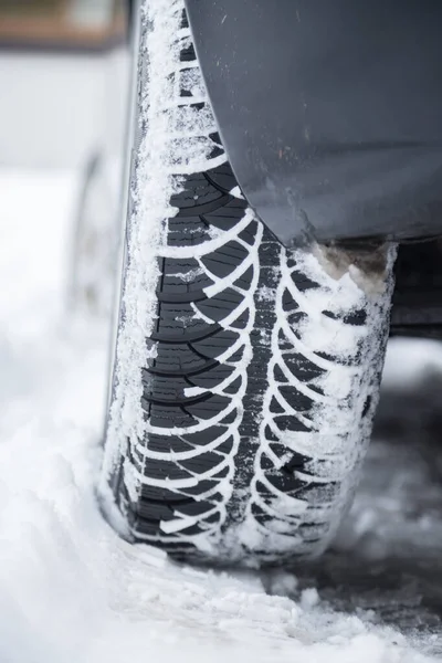 Gros Plan Pneu Voiture Recouvert Neige Sur Une Route Glissante — Photo