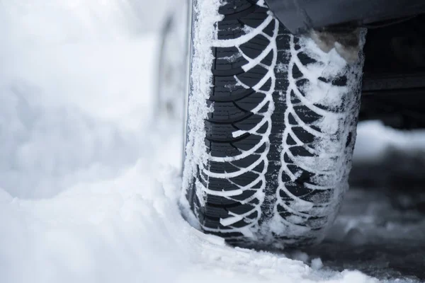 Pneu de voiture en hiver sur la route couverte de neige, fermer pictu — Photo