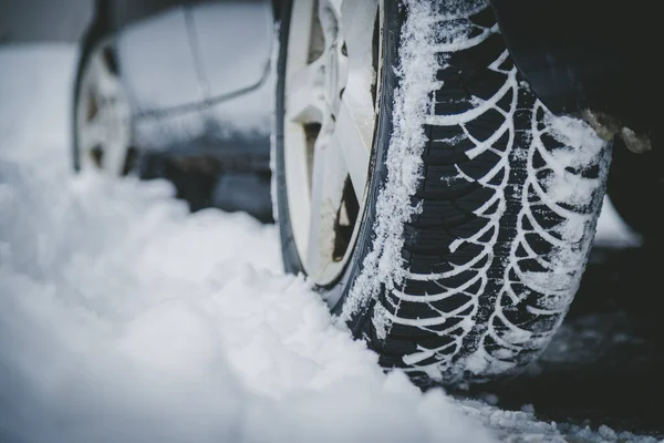 Pneu de voiture en hiver sur la route couverte de neige, fermer pictu — Photo