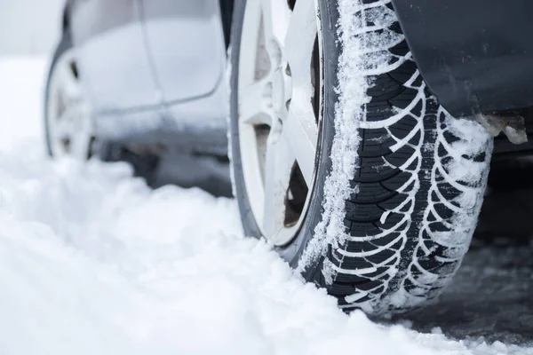 Nahaufnahme Eines Mit Schnee Bedeckten Autoreifens Auf Glatter Straße — Stockfoto