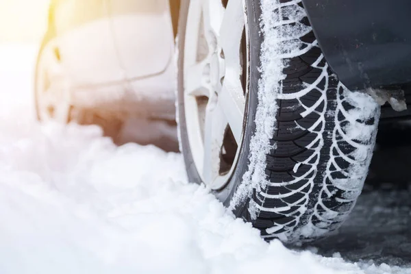 Autoreifen im Winter auf schneebedeckter Straße, Nahaufnahme pictu — Stockfoto