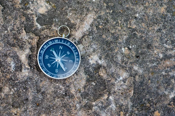 Abenteuer: Kompass liegt auf dem Boden und zeigt die Richtung an — Stockfoto