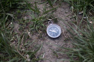 Yerde duran klasik bir pusula. Macera ve keşif kavramı. 