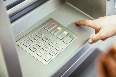 Genç bir kadının ATM 'den para çekmesine yakın bir operasyon. 
