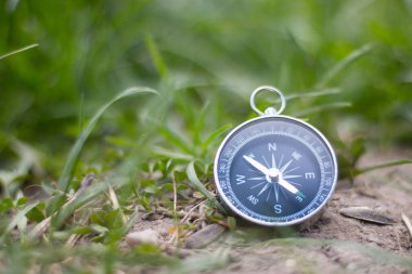 Yerde duran klasik bir pusula. Macera ve keşif kavramı. 