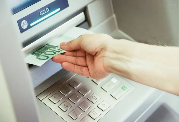 Genç bir kadının ATM 'den para çekmesine yakın bir operasyon. 
