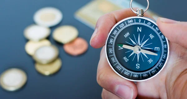 Innovatieconcept: De mens houdt een kompas in zijn hand, closeu — Stockfoto