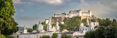 Yaz aylarında Salzburg 'un panoramik şehir manzarası