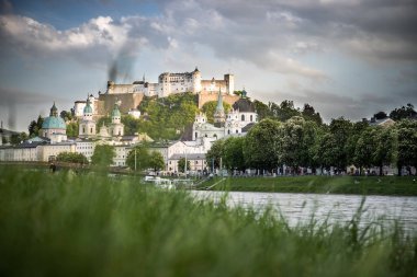 Yaz aylarında Salzburg 'un panoramik şehir manzarası