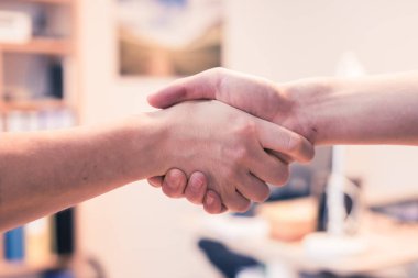 Erkek ve kadın el sıkışıyor, görüntüyü kapatıyor, insan ilişkileri kavramı