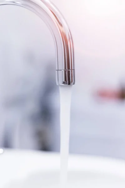 Temiz Bir Banyodaki Musluğu Kapat Tasarrufu Güneş Işığı — Stok fotoğraf