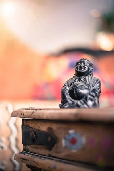 Feng Shui Statua Buddha Tavolo Nel Proprio Soggiorno — Foto Stock