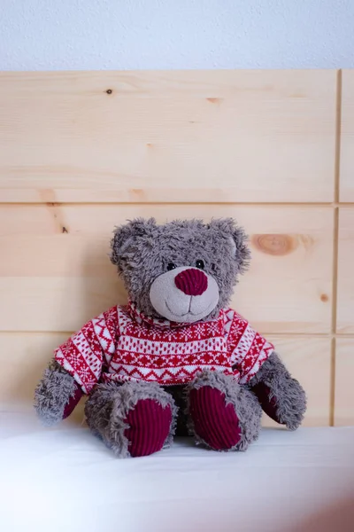 Симпатична Іграшка Плюшевого Ведмедя Сидить Ліжку Прокидається Вранці — стокове фото