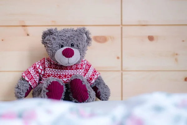 可爱的泰迪熊玩具正坐在床上 早上醒来 — 图库照片